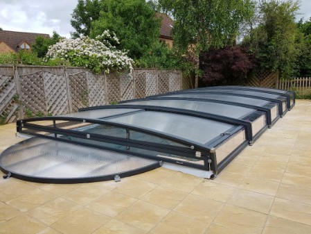 Low pool enclosure