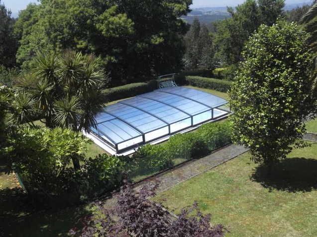 Espace low pool enclosure